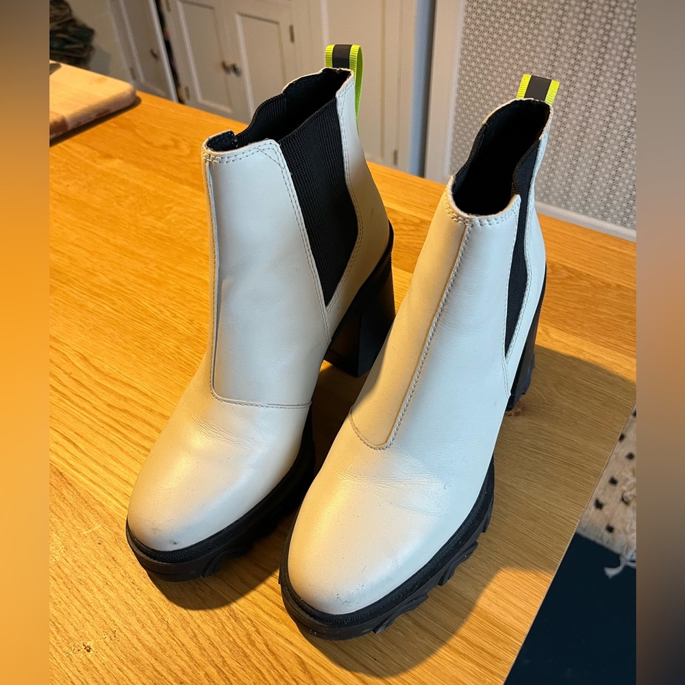 Sorel Brex Chelsea Highheel boot size 9
